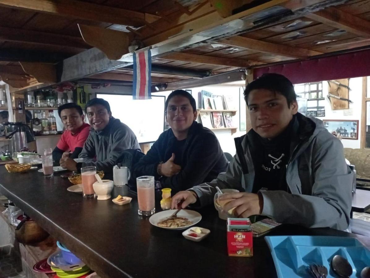 Andes Hostel ワラス エクステリア 写真